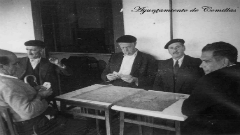 Hombre jugando a las cartas en el Bar Covadonga (hacia 1950)
